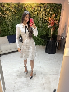 vestido tweed off com pedrarias e gravatinha na internet