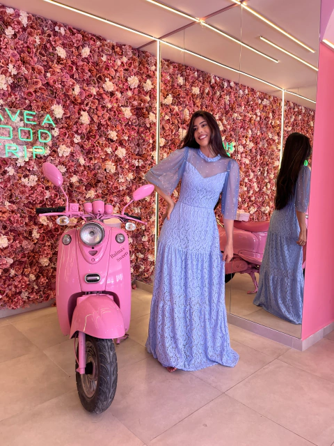 Vestido longo renda azul e pedrarias