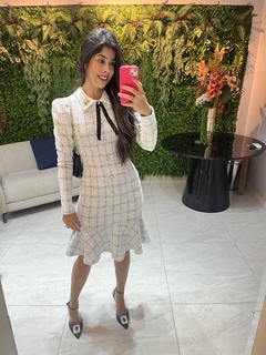 vestido tweed off com pedrarias e gravatinha