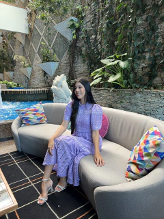 Imagem do Vestido lilás com vários detalhes de aviamento