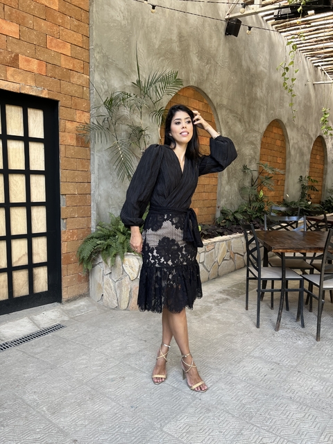 Vestido transpassado plissado e renda