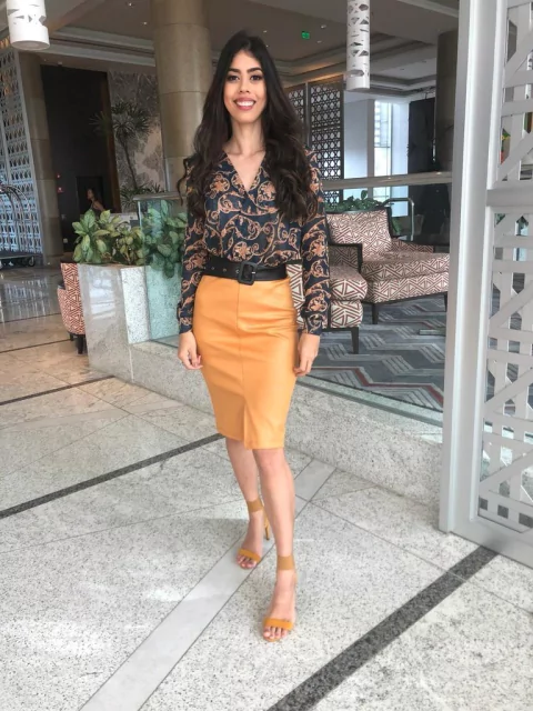 Vestido estampado com saia em couro fake mostarda