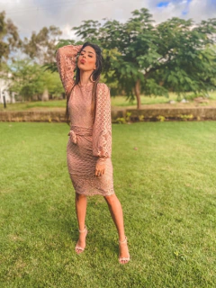 Vestido em renda rosé - Manga longa com punho