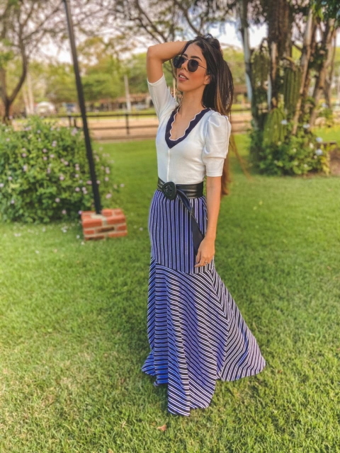 Vestido Longo com Saia Listrada e Detalhe no Decote