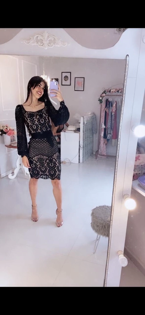 Vestido preto de renda com mangas bufantes