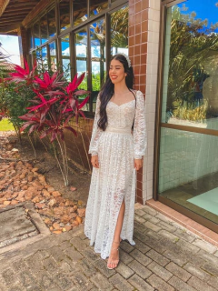 Longo de renda com pérolas e mangas bufantes - Branco - comprar online