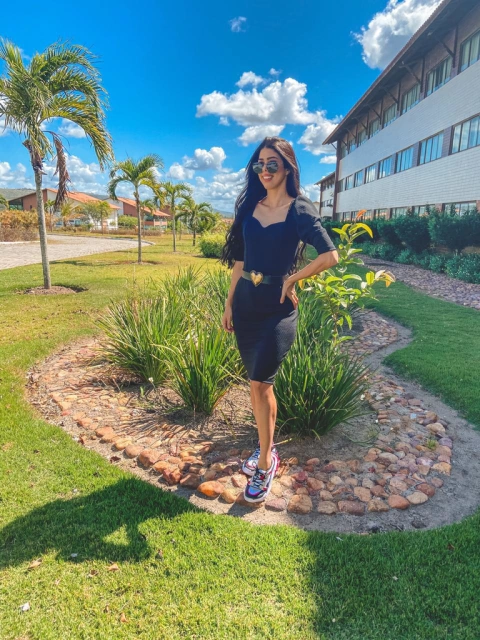 Preto tubinho com manga 3/4 bufante