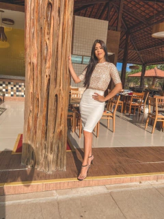 Vestido de paetês dourados com saia branca