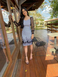 Tubinho com barrado preto e manga de tule de estrelinhas