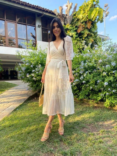 Transpassado Branco de Tule bordado com manga Flair