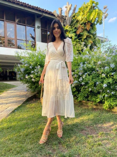 Transpassado Branco de Tule bordado com manga Flair na internet