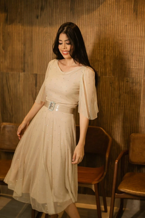 Vestido Bege todo em Pedrarias - Rodadinho