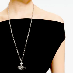 Dije Colllar Vivienne Westwood Nana Orb Saturno en internet