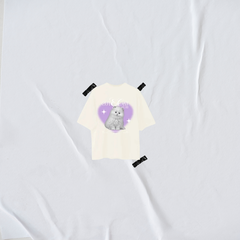 Remera boxy fit blanca con diseño de un gato y texto "Cute Cat Club" en un corazón morado.