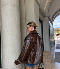 CAM113 CHAQUETA OVER ECO CUERO CHOCO - Mora Mia
