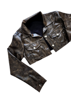 CAM109 CAMPERA CROP ENGOMADA CHOCO en internet