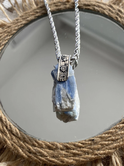 Collar con dije lineal de cianita azul