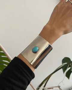 Brazalete ancho con turquesa en internet