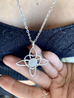 Collar con nudo de bruja, cuarzo blanco