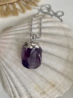 Collar con dije de amatista. en internet