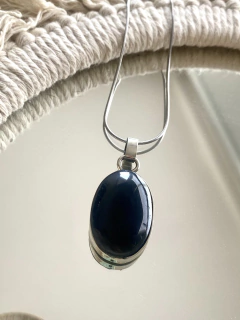 Collar con dije ovalado y piedra en internet