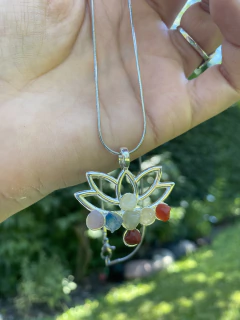 Collar con flor de loto y 7 chakras - DRUSA ACCESORIOS