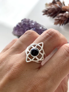 Anillo nudo de bruja con piedra. Protección