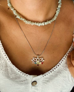 Collar con flor de loto y 7 chakras en internet