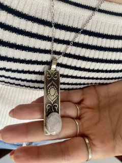 Collar con dije chapita y piedra - tienda online