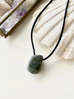 Collar de gamuza con labradorita