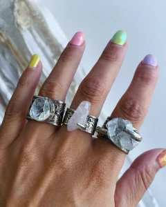 Anillo ancho con piedra. Varios modelos