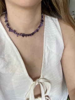 Collar choker con escallas de piedra natural en internet