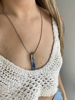 Collar de acero con dije lineal de alpaca y cianita azul