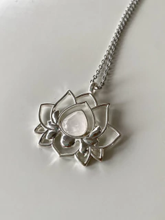 Collar con flor de loto, varias piedra