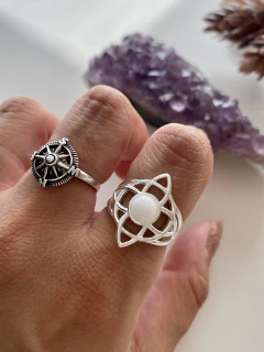 Anillo nudo de bruja con piedra. Protección - comprar online