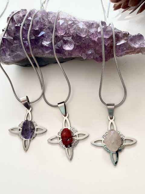 Collar de acero con Nudo de bruja y piedra - comprar online