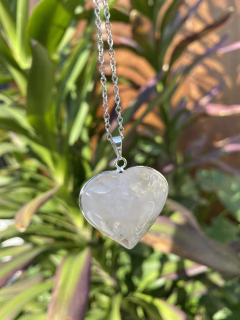 Collar con dije corazón de piedra. Varios