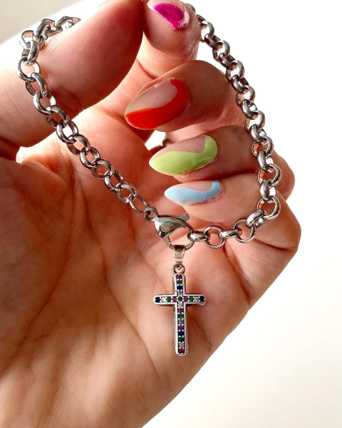Pulsera de acero con dije cruz