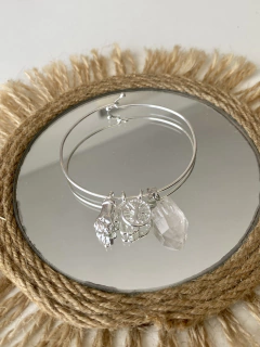 Pulsera con dijes y cuarzo. Baño de plata