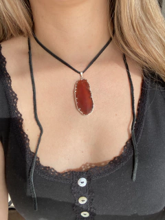Imagen de Collar lazo de cuero con dije de ágata