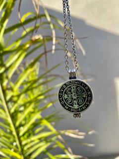Collar con dije relicario San Benito. Opalina - comprar online