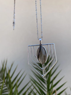 Collar con dije flecha de agata