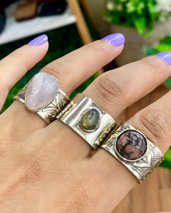 Imagen de Anillo ancho con piedra. Varios modelos