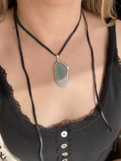 Collar lazo de cuero con dije de ágata - DRUSA ACCESORIOS