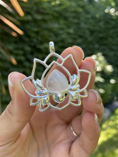 Collar con flor de loto, varias piedra - tienda online