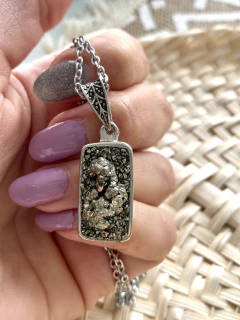 Collar con dije de pirita rectangular