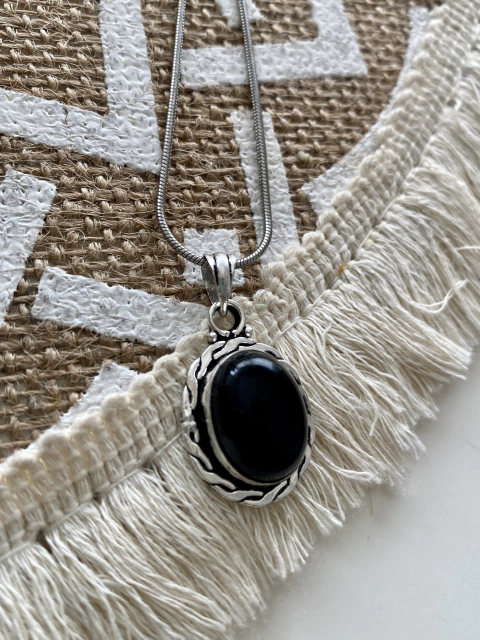 Collar con dije de obisidiana, bañado en plata