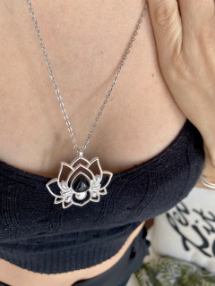 Collar con flor de loto, varias piedra - comprar online