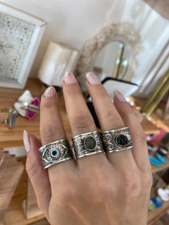 Anillo ancho con piedra. Varios modelos - tienda online