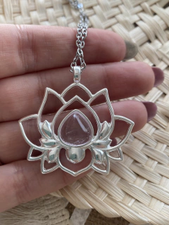 Collar con flor de loto, varias piedra en internet